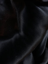 Charger l&#39;image dans la galerie, A black silk sample image.
