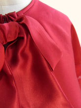 Cargar imagen en el visor de la galería, A close up of the neck bias binding and silk, showing how it gently catches the light with its satin finish.
