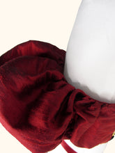Cargar imagen en el visor de la galería, A close up on the gathers that provide the volume to the sleeve puffs.
